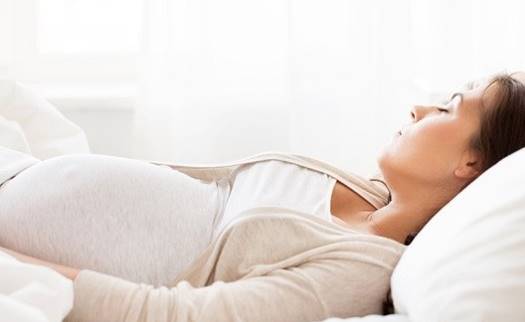 Bentuk Perut Hamil Muda Saat Tidur Lebih Bulat dan Menonjol