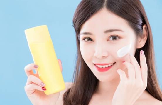 Cara Merawat Kulit Wajah Secara Alami Gunakan Pelembab Dan Sunscreen Saat Beraktivitas