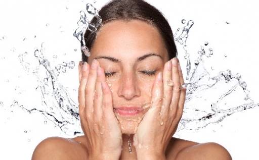 Cara Merawat Kulit Wajah Secara Alami Mencuci Muka Secara Rutin