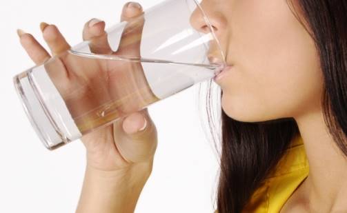 Cara Diet Alami Perbanyak Minum Air Putih