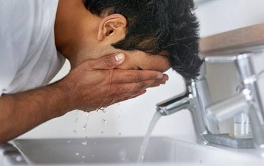 Cara Merawat Tubuh Pria Dengan Baik Dan Benar Cuci Muka dengan Facial Wash Tiap Bangun Tidur dan Sebelum Tidur
