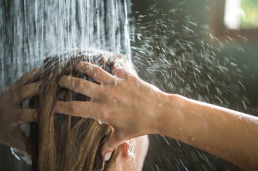 Cara Merawat Rambut Cuci Rambut Dengan Air Dingin atau Hangat