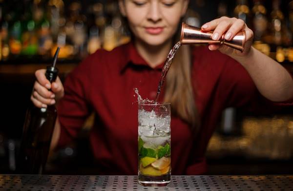 Apa Itu Bartender