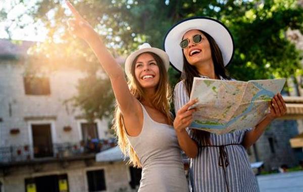 Apa Itu Profesi Tour Guide Definisi, Tugas, Tanggung Jawab, Skill, Dan Info Gaji
