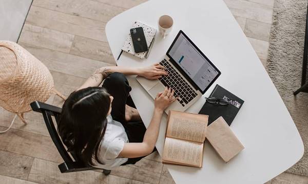 Perbedaan Freelance Dengan Pekerja Tetap