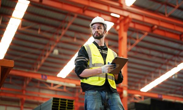 Perbedaan Helper Produksi dengan Operator Produksi