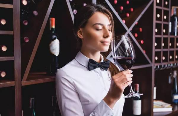 Sejarah Dan Asal Usul Sommelier