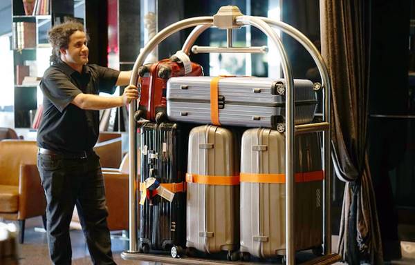 Tantangan Kerja Menjadi Seorang Bellboy