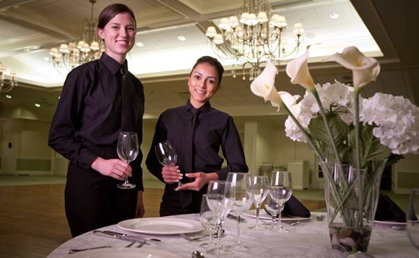 Tips Menjadi Seorang Hostess Yang Profesional