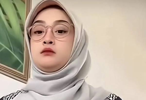 Profil Singkat Bu Guru Salsa